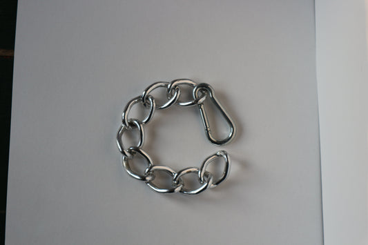Chunky bracelet with carabiner hook (01)